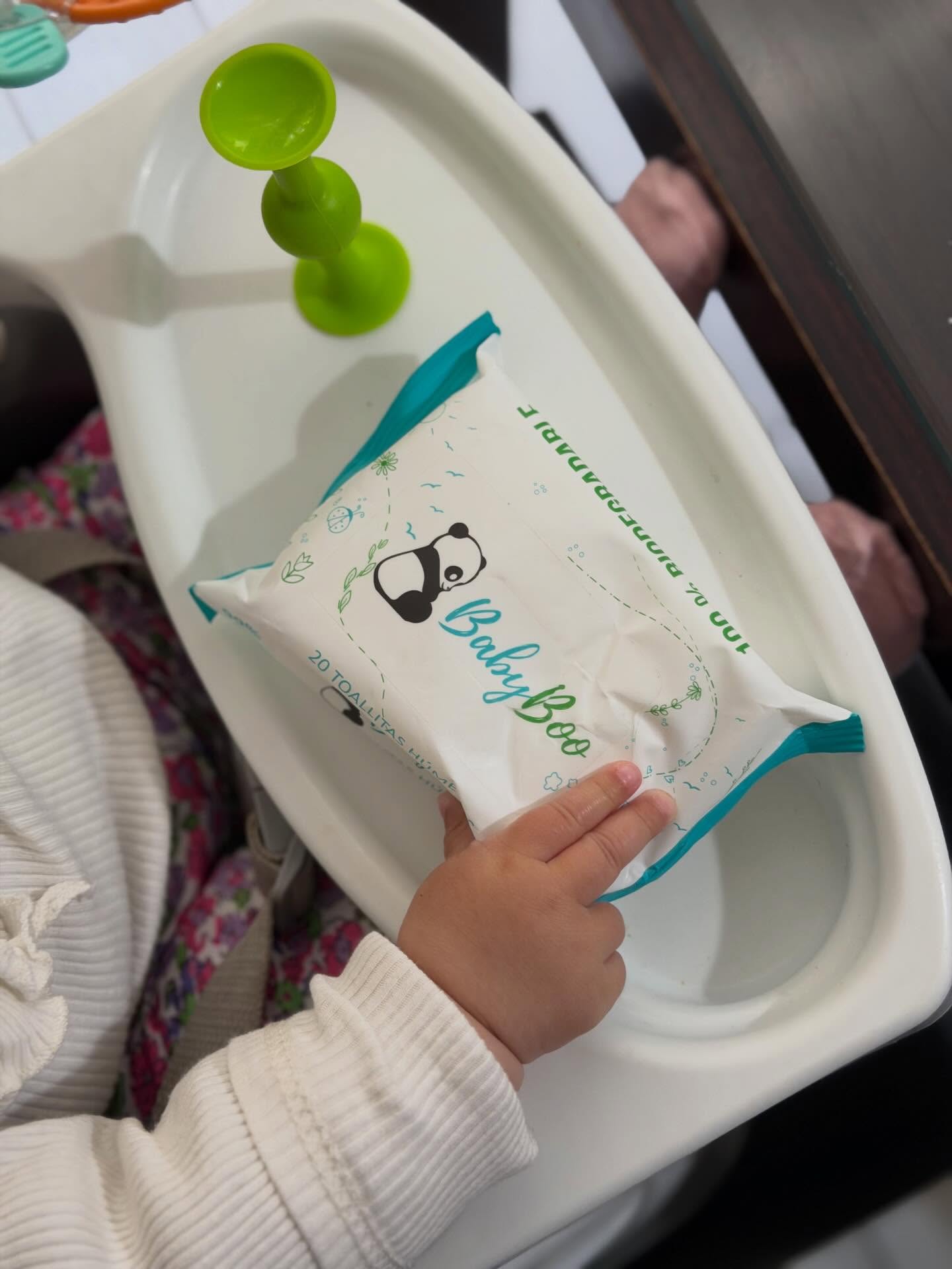 ✈️💼 Pequeñas en tamaño, enormes en practicidad✨Ya conoces las toallitas húmedas Travel Size de BabyBoo?
Con 20 unidades y solo 170 g, son perfectas para llevar en tu cartera, mochila o carry-on.💧 99% agua, suaves y seguras para la piel de tu bebé.
🌱 100% biodegradables, porque cuidar del planeta también importa.
🌴 Ideales para viajes, paseos y vacaciones.Donde vayas, BabyBoo va contigo 🍼💫#BabyBoo #TravelSize #MamásViajeras #BebésFelices #ToallitasHúmedas EcoFriendly ViajarConBebé VacacionesConBebé 💚