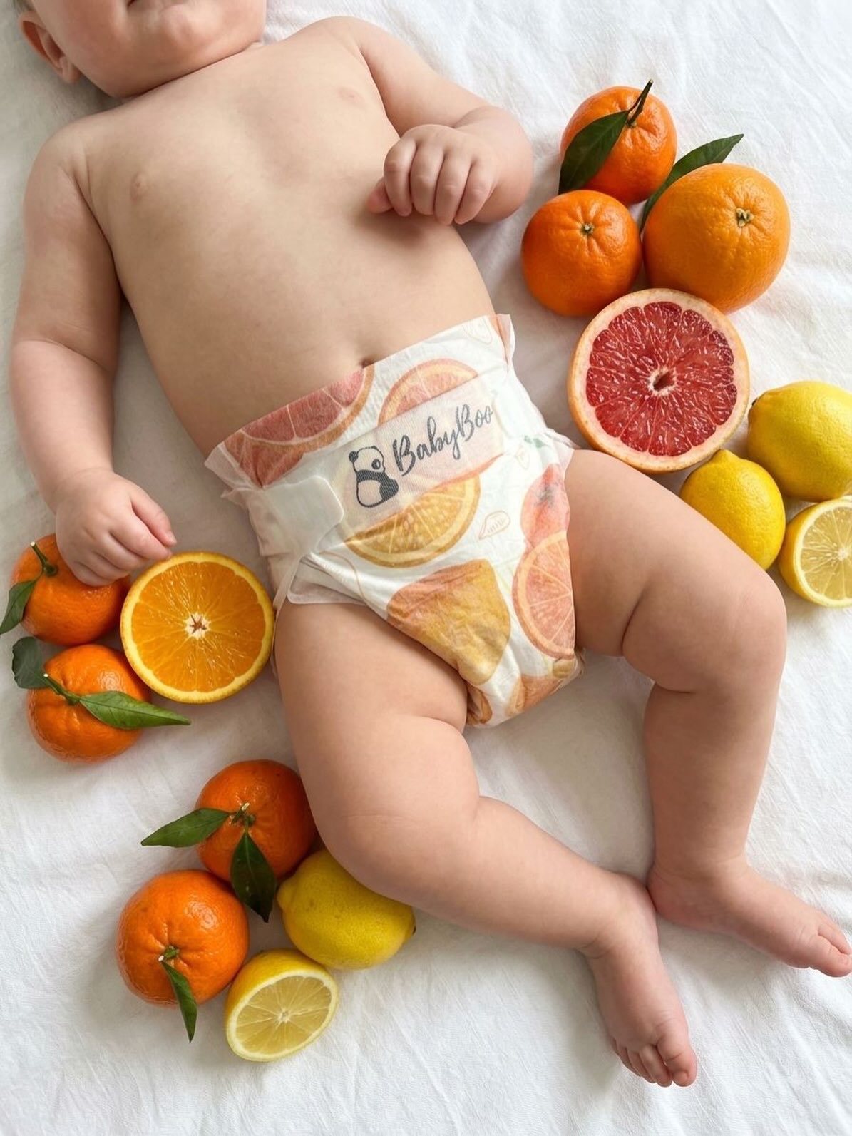 🍋🍊 ¡Pura frescura que nos llevan a los días de sol! 🍋🍊Cuando creamos el diseño Citrus, nos inspiramos en los días de verano: Limones amarillos, naranjas jugosas y pomelos refrescantes en sus colores más vibrantes. ¿Por qué los elegimos?✨ Porque queríamos capturar la esencia de un verano perfecto: días largos, juegos al aire libre, y esa sensación de energía renovada.Cada detalle del diseño está pensado para llenar de color la rutina de tu bebé, porque incluso un cambio de pañal puede ser un momento de alegría y frescura.Con nuestros pañales BabyBoo Citrus, tu peque no solo estará súper cómodo y protegido, ¡sino que llevará todo el estilo del verano en todas las estaciones! 👶☀️¿Cuál ha sido tu diseño favorito hasta ahora? 🤔👇 ¡Te leemos en los comentarios!Mejores para ti, mejores para tu bebé, mejores para el planeta! 🌎🐼