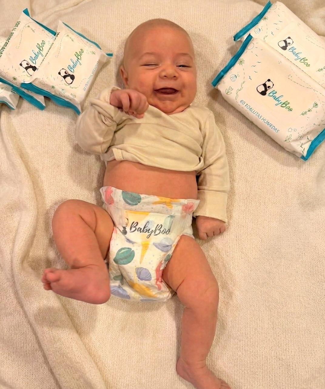 ¡La sonrisa de tu bebé y el cuidado del planeta en un solo lugar! 🐚✨BabyBoo es una marca chilena diseñada para proteger la piel más delicada mientras cuidamos el futuro de la naturaleza.Pañales Biodegradables 🎋:A base de bambú: Se degradan de 3 a 5 años en basura tradicional.Gran absorción e Hipoalergénicos: Máxima protección y suavidad.Indicador de humedad: Para saber exactamente cuándo es momento de cambiarlo.Toallitas Húmedas (100% Biodegradables & 99% Agua 💧):Formato Tradicional (60 unidades): Perfectas para tener siempre a mano en el mudador.Formato Travel Size (20 unidades): Súper prácticas e ideales para llevar en el bolso o la cartera.Mejores para ti, mejores para tu bebé, mejores para el planeta! 🌎🐼👉 Encuentra los tuyos en el link de nuestra biografía.#BabyBoo #PañalesBiodegradables #CuidadoNatural #ToallitasHumeda #MaternidadSustentable